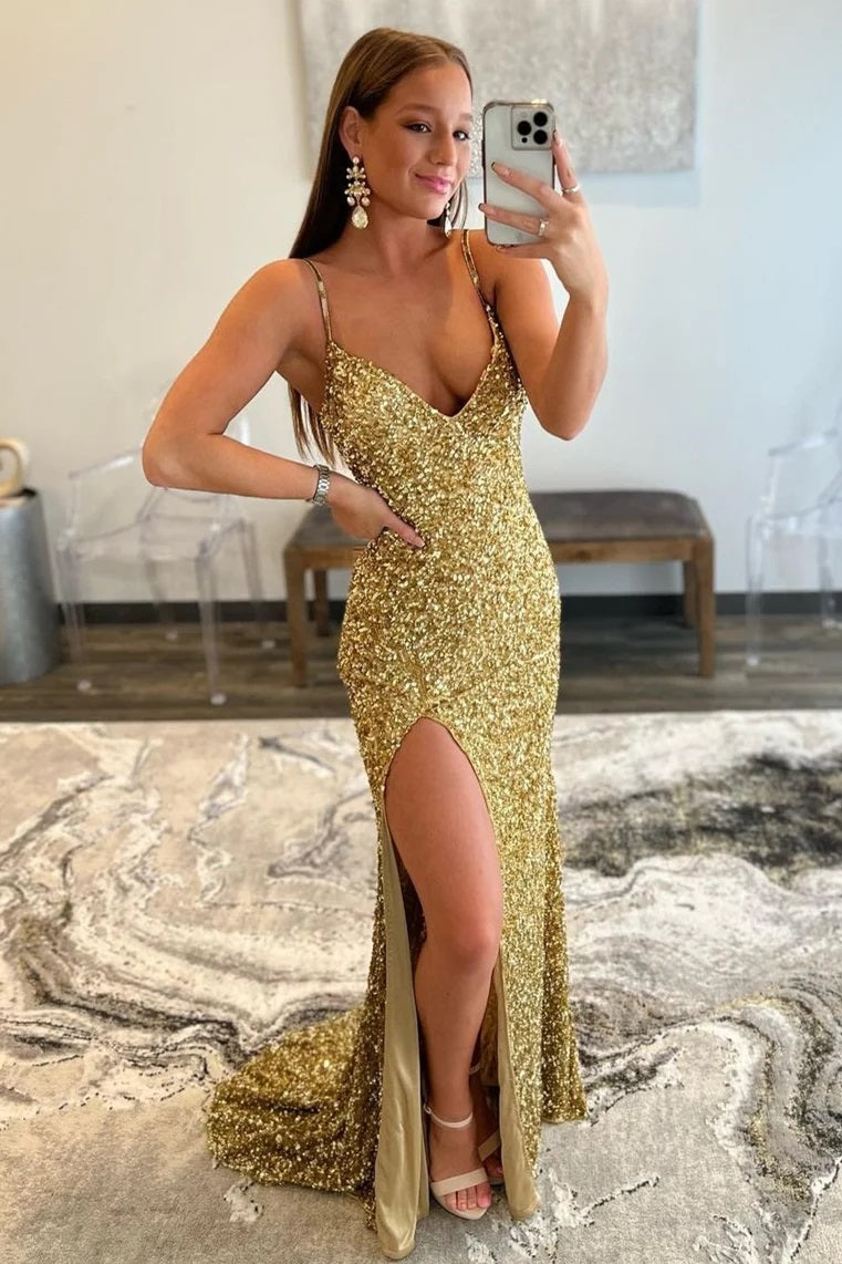 Robe de bal longue sirène charmante à sequins dorés et fente, décolleté en V.