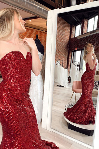 Robe de bal longue sirène bordeaux à sequins et décolleté cœur, avec traîne.