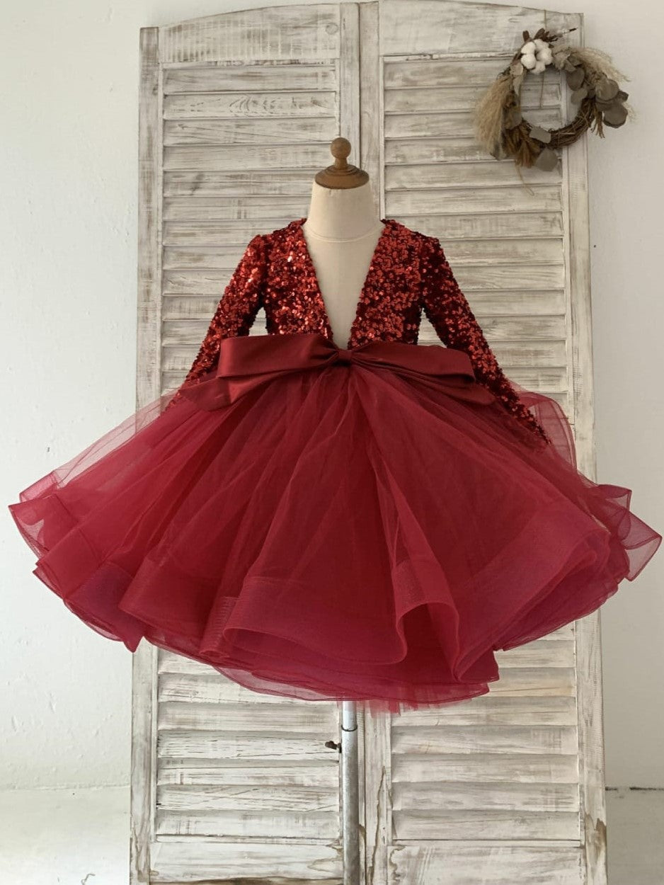 Vestido festivo de tul con escote en V profundo y lentejuelas hasta la rodilla, ideal para fiestas navideñas y de fin de año. 