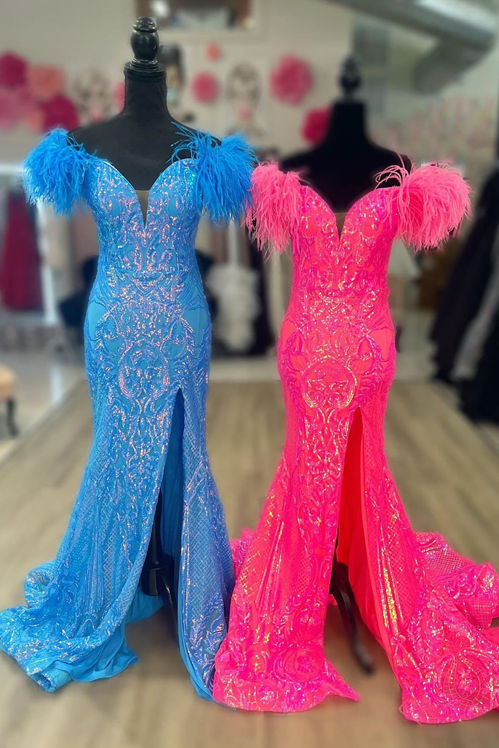 Robe de bal longue sirène rose fuchsia/bleu à épaules dénudées et paillettes, ornée de plumes.