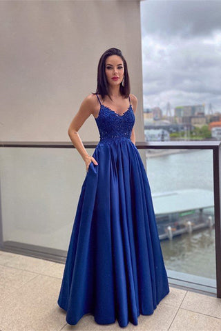 Vestido de graduación azul real con tirantes finos, apliques de encaje y elegantes bolsillos.