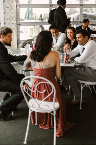 Vestidos de dama de honor sencillos de gasa con escote en V y espalda abierta en color óxido