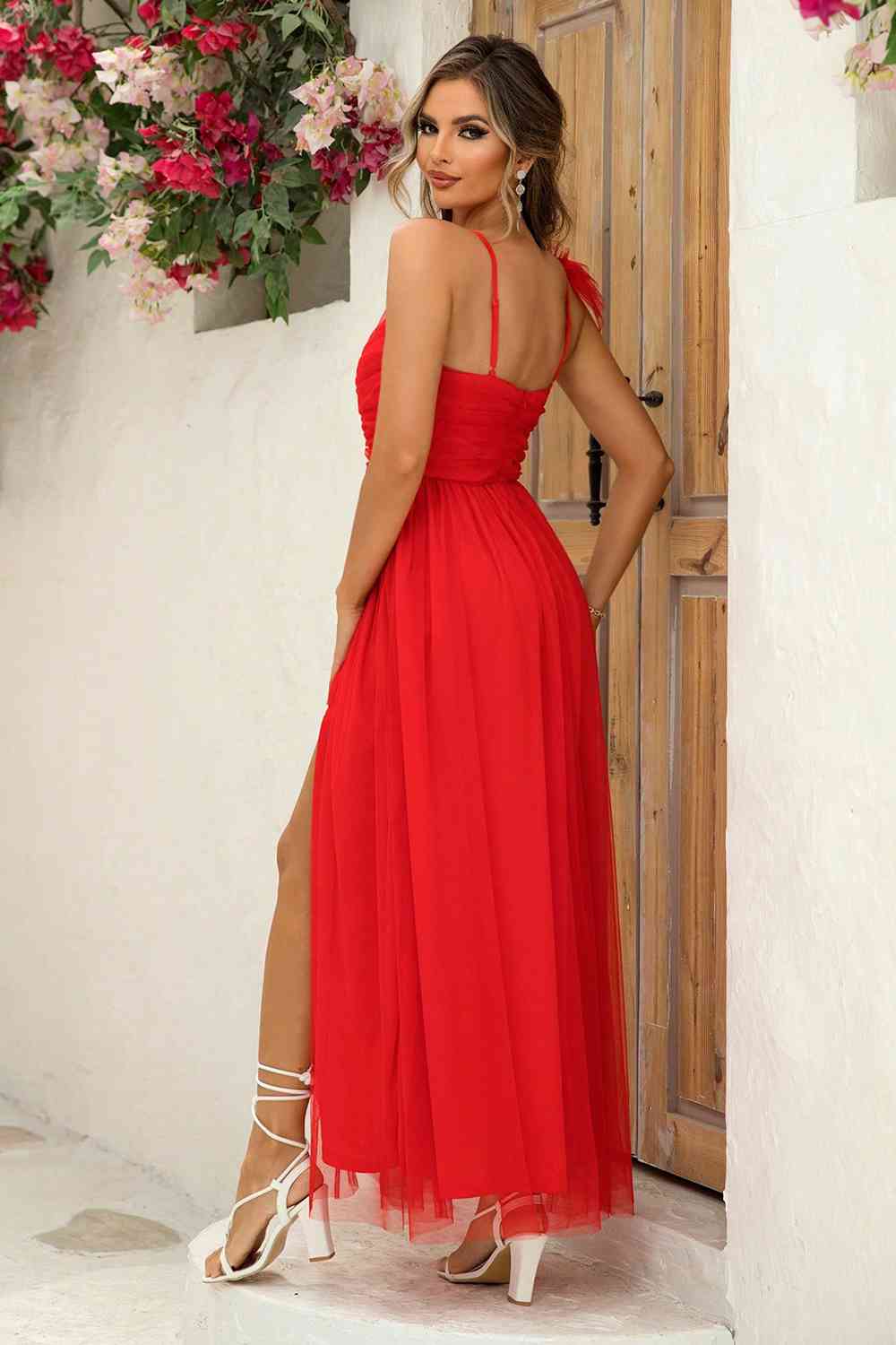 Robe asymétrique à fente froncée