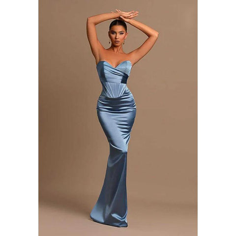 Vestido de noche largo de satén con escote corazón y sin tirantes