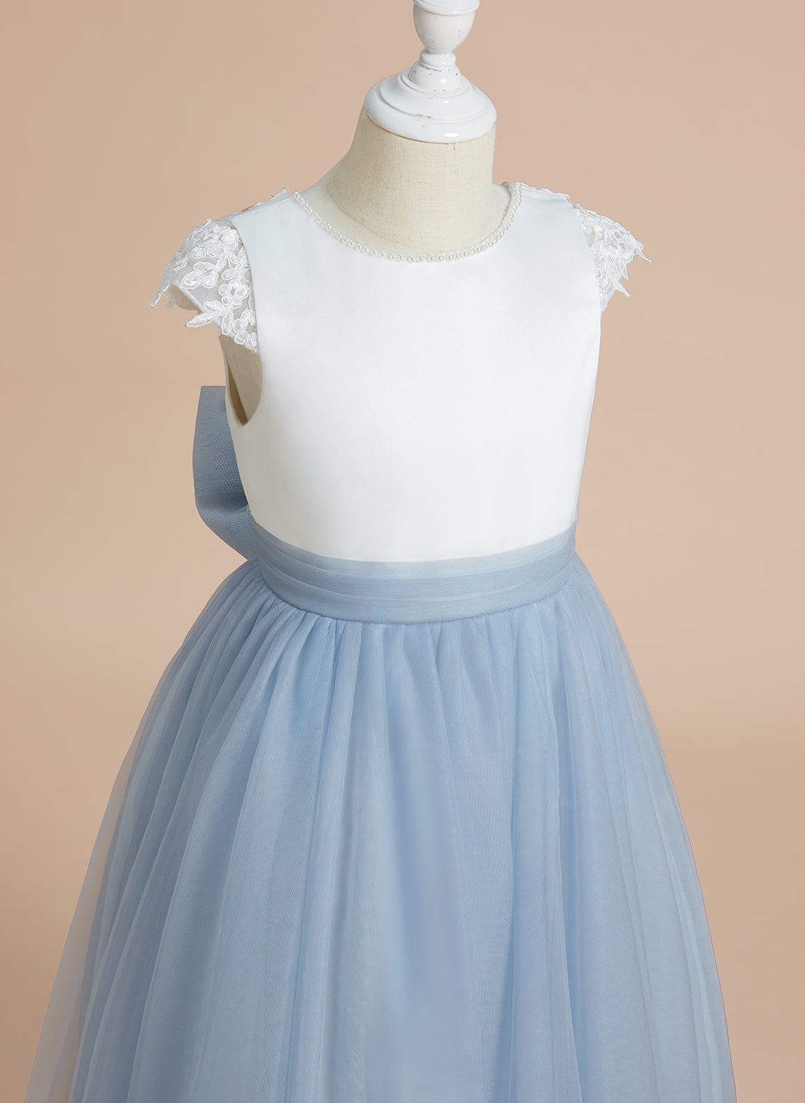 Vestido de niña de las flores para la Primera Comunión, corte en A, satén y tul, hasta la rodilla. 