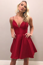 Vestido de fiesta de bienvenida de satén con tirantes finos y corte en A