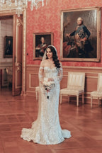 Exquisito vestido de novia largo de sirena con encaje, hombros descubiertos y mangas largas