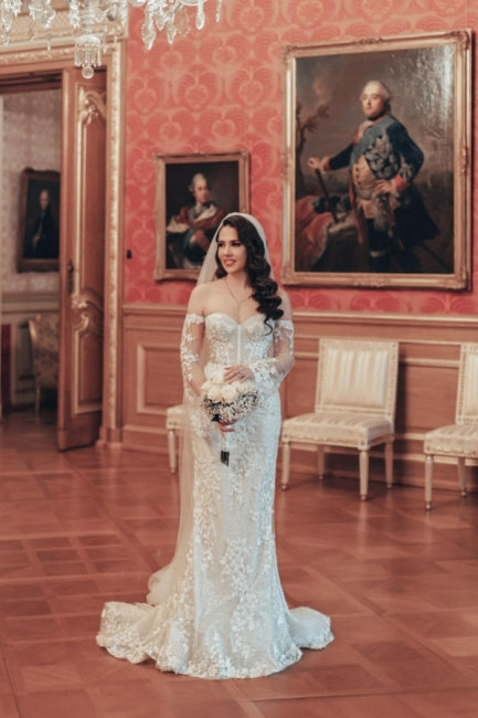 Exquisito vestido de novia largo de sirena con encaje, hombros descubiertos y mangas largas