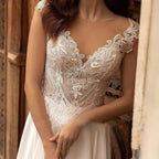 Robe de bal élégante à manches courtes et col en V, ornée de dentelle et d'appliques, avec traîne courte et style princesse.