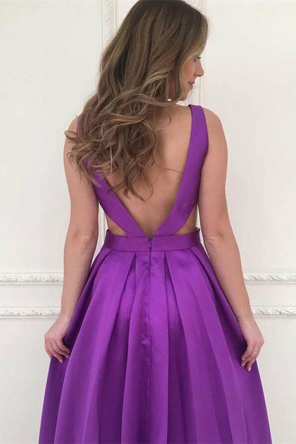 Vestido de graduación sin mangas, corte en A, escote en V y espalda descubierta con prácticos bolsillos.
