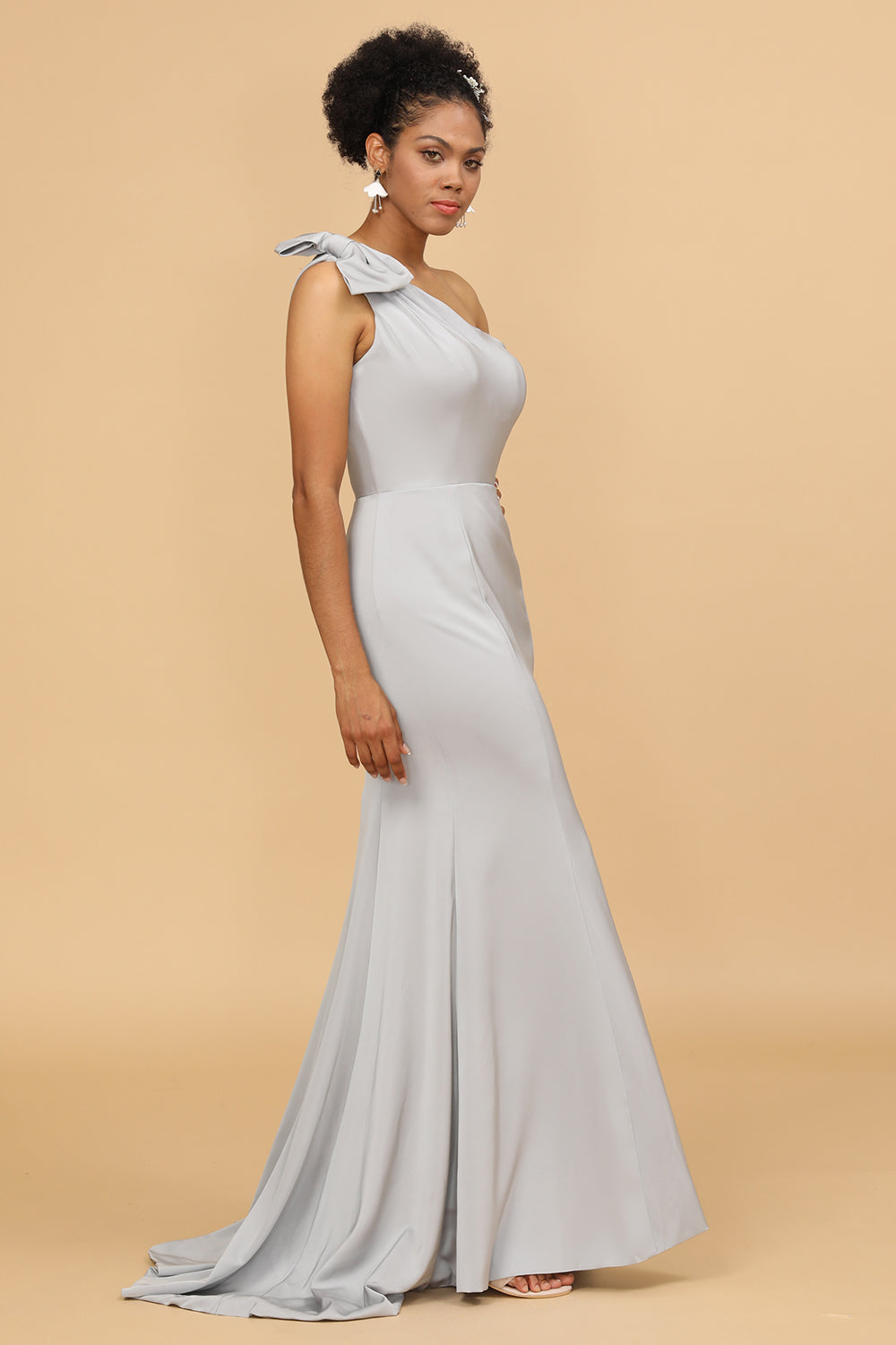 Vestido de dama de honor gris satinado de un solo hombro estilo sirena con lazo