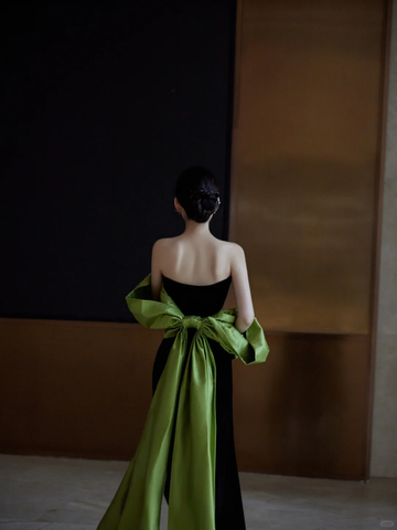 Precioso vestido largo de fiesta negro sin tirantes de satén con lazo Y8594