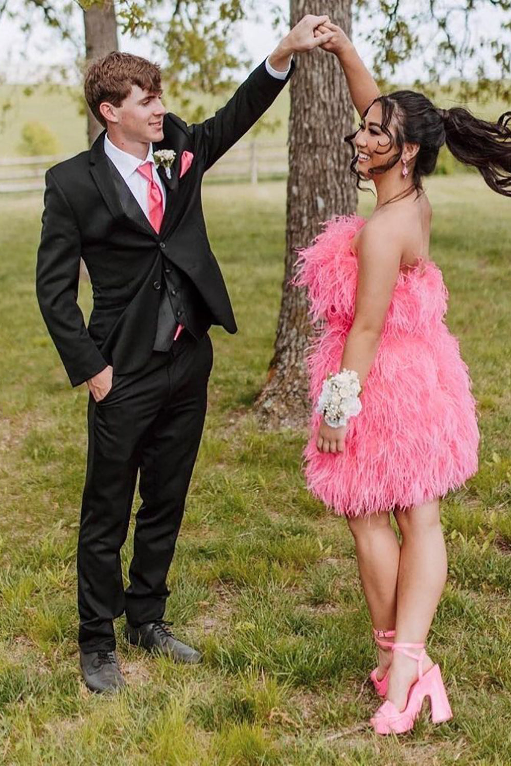 Robe fourreau rose courte sans bretelles ornée de plumes pour le bal de promo
