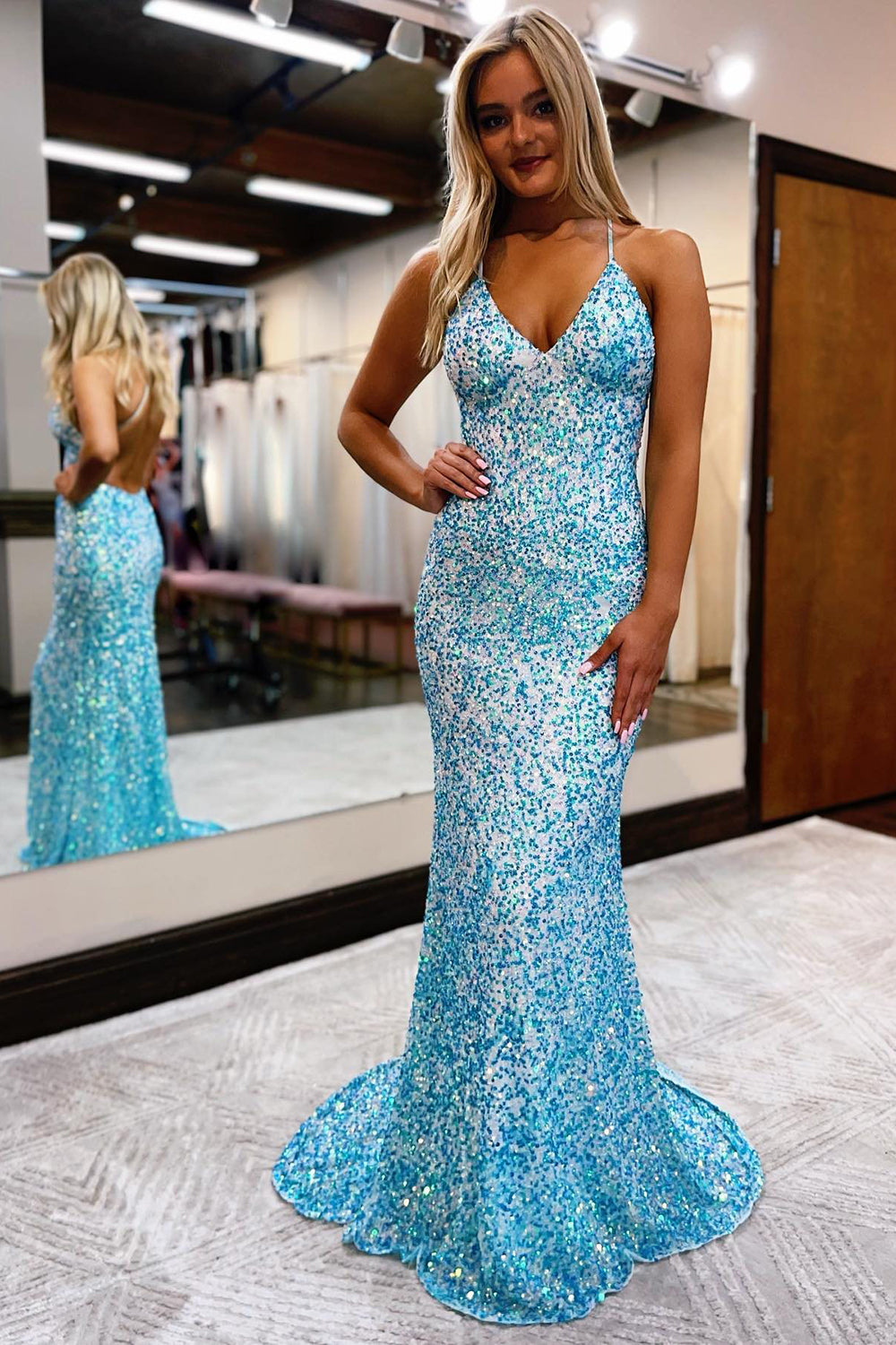 Robe de bal longue sirène à fines bretelles et sequins bleus dos nu