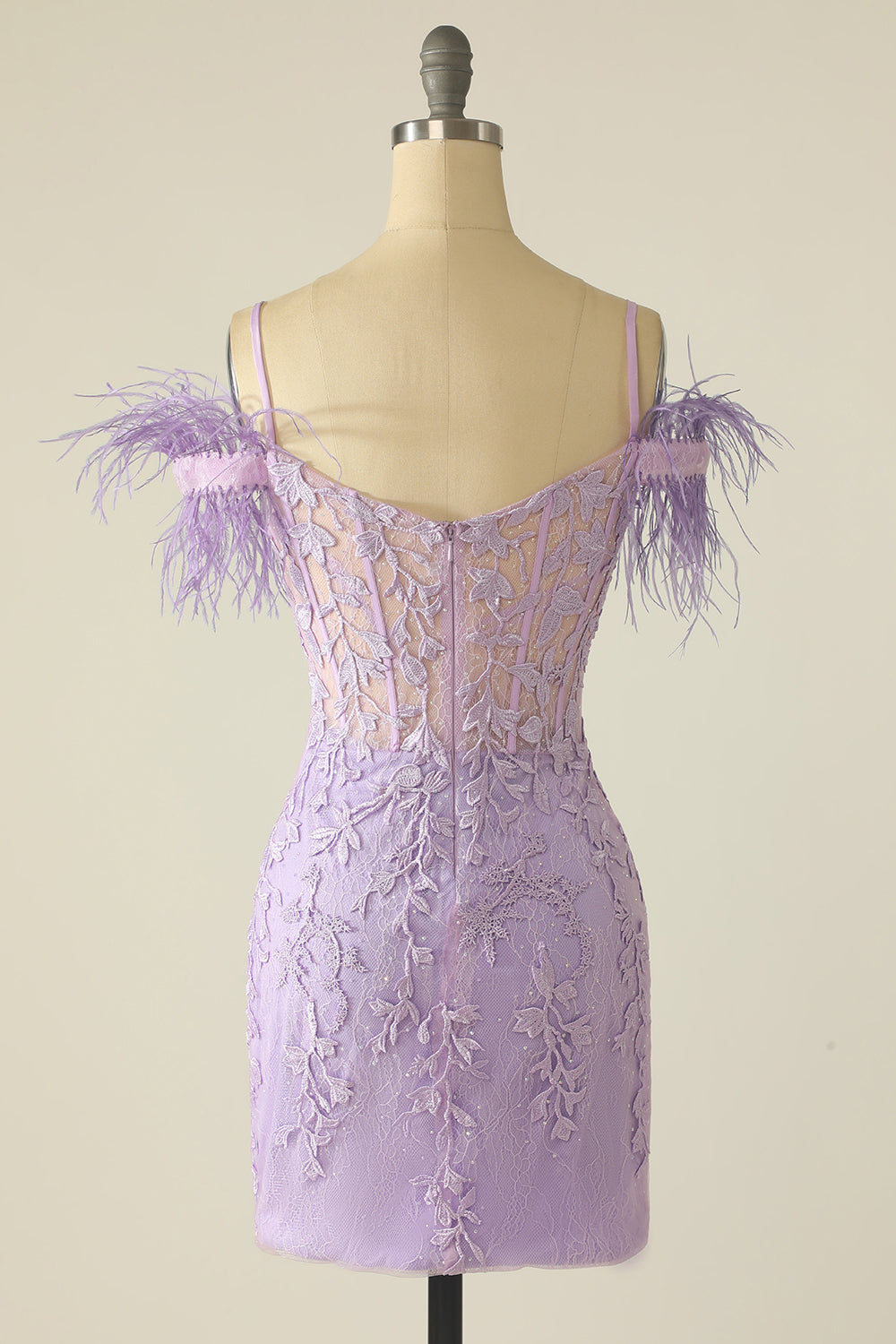 Robe de bal lavande à épaules dénudées ornée de plumes