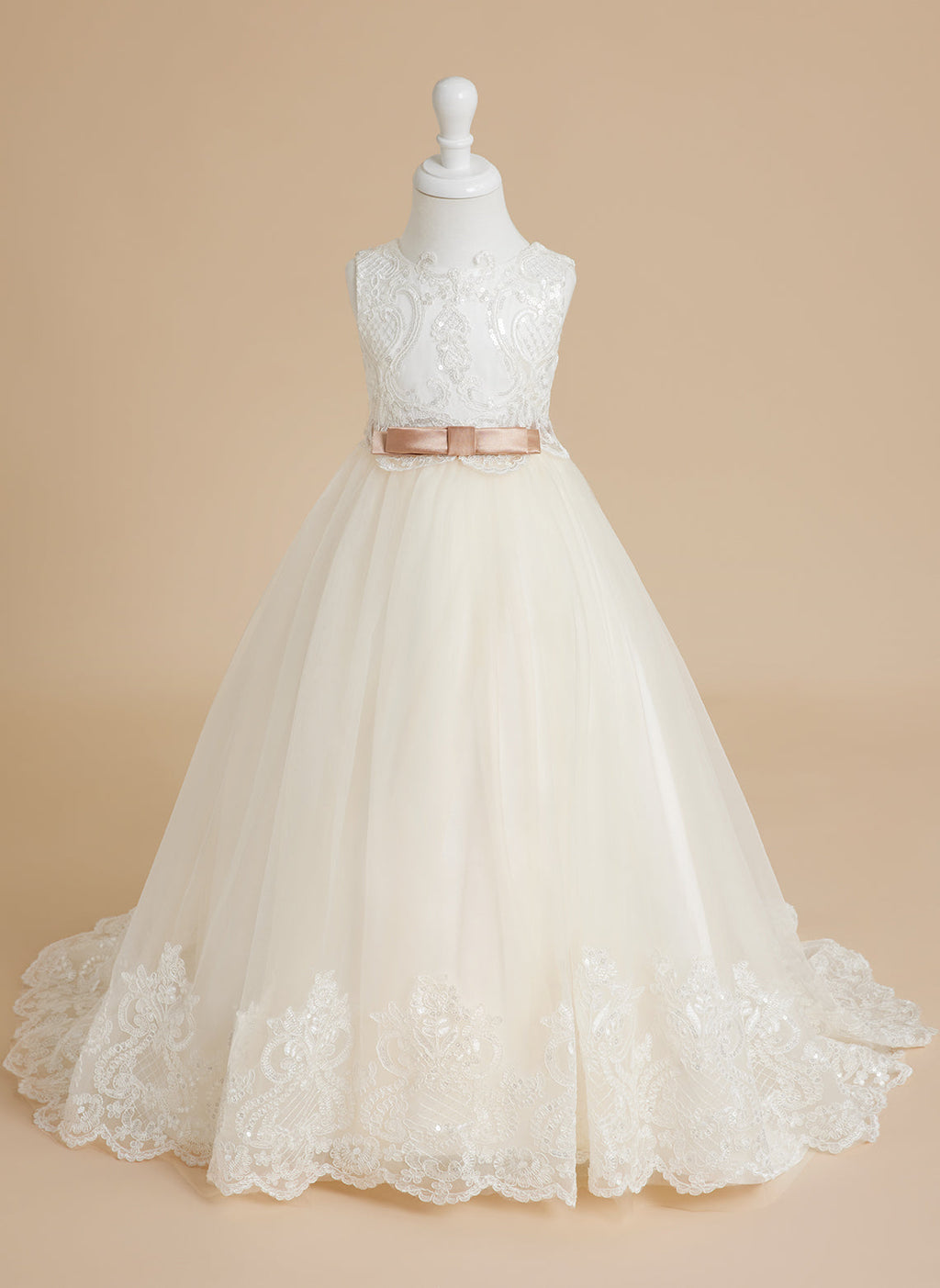 Vestido de niña de las flores color marfil, estilo princesa, con cola de tul y corte de baile. 