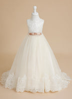 Vestido de niña de las flores color marfil, estilo princesa, con cola de tul y corte de baile. 