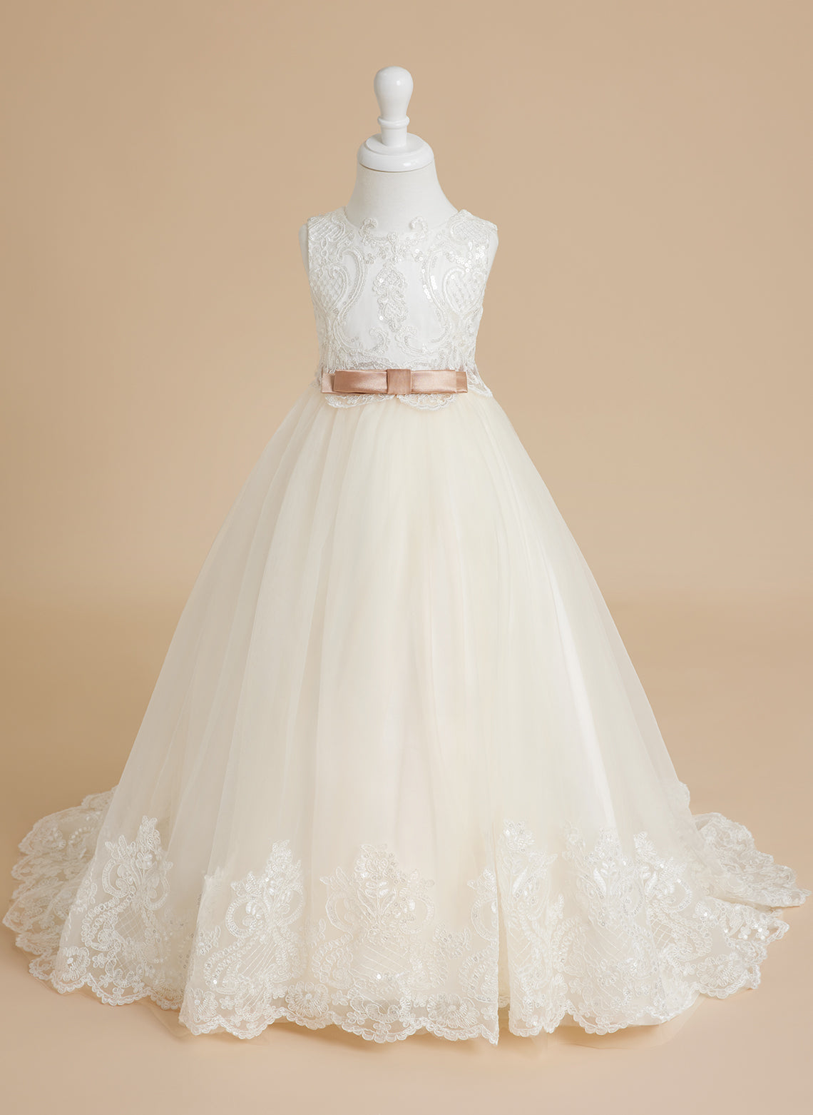 Vestido de niña de las flores color marfil, estilo princesa, con cola de tul y corte de baile. 
