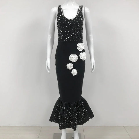 Robe moulante noire sans manches à col rond ornée de perles, style bandage, pour femme. Idéale pour une soirée élégante et festive.