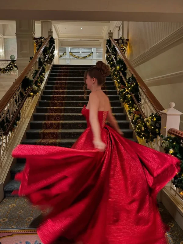 Precioso vestido de fiesta rojo satinado de corte A, estilo gala sin tirantes Y8086