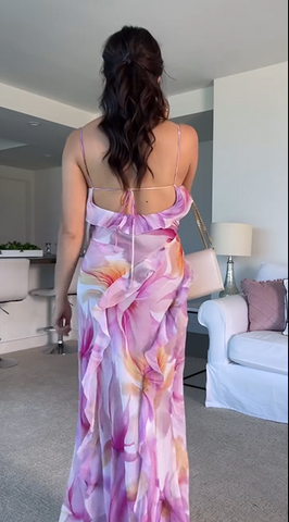 Precioso vestido largo de fiesta con estampado floral gráfico y volantes, espalda baja y abertura, modelo Y8099