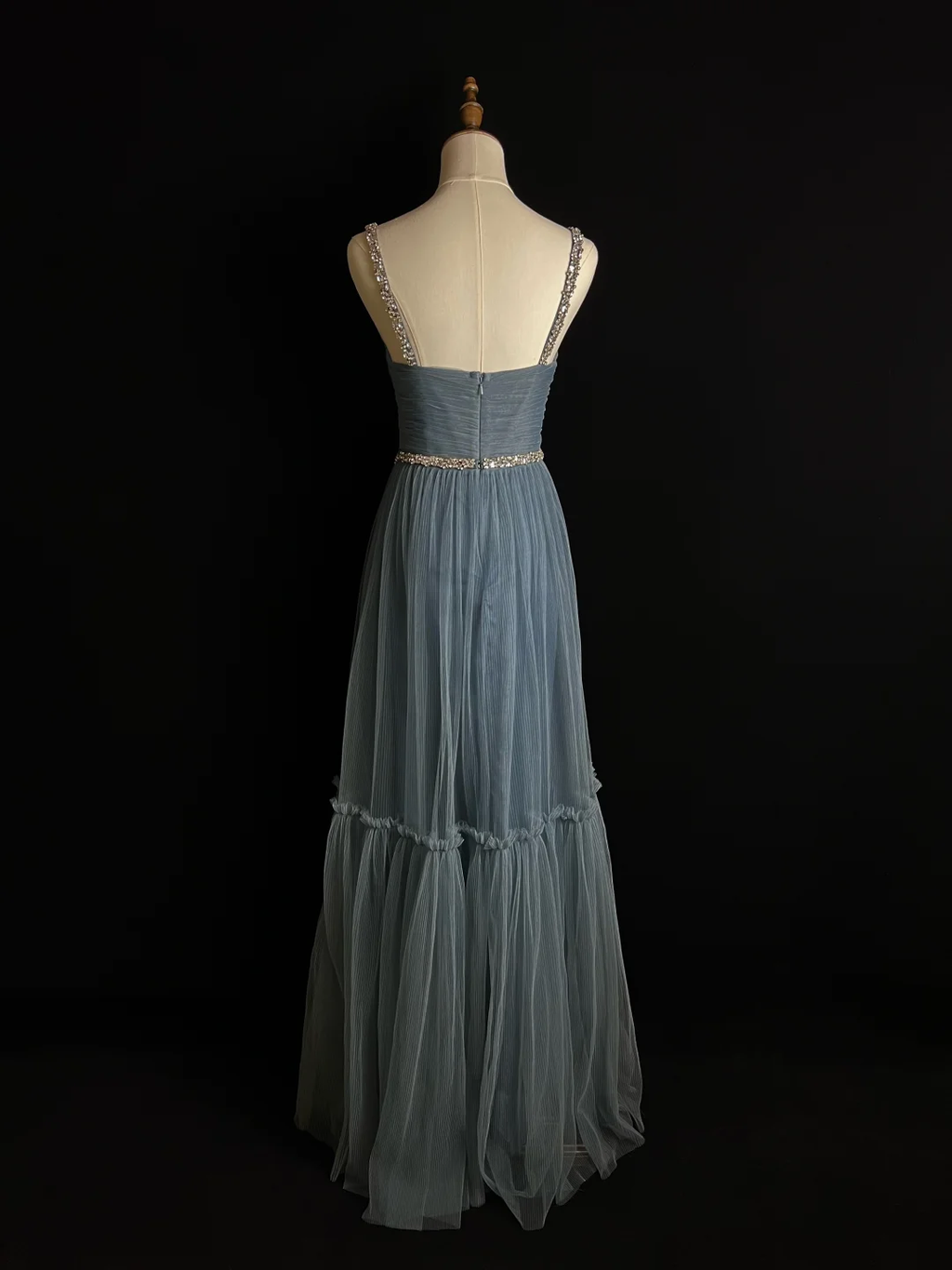 Robe de soirée trapèze en tulle bleu clair ornée de perles, bretelles spaghetti, col en V, modèle Y8649