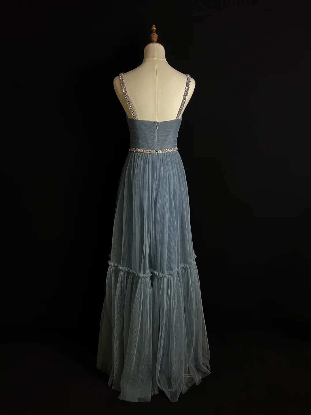 Robe de soirée trapèze en tulle bleu clair ornée de perles, bretelles spaghetti, col en V, modèle Y8649