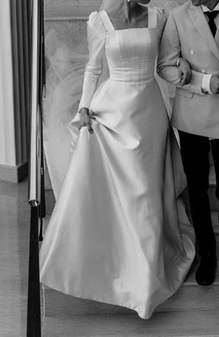 Vestido de novia blanco satinado, corte modesto, línea A, escote cuadrado Y6736