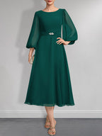 Vestido de chifón de corte A, largo té, para la madre de la novia, con escote redondo y broche de cristal plisado