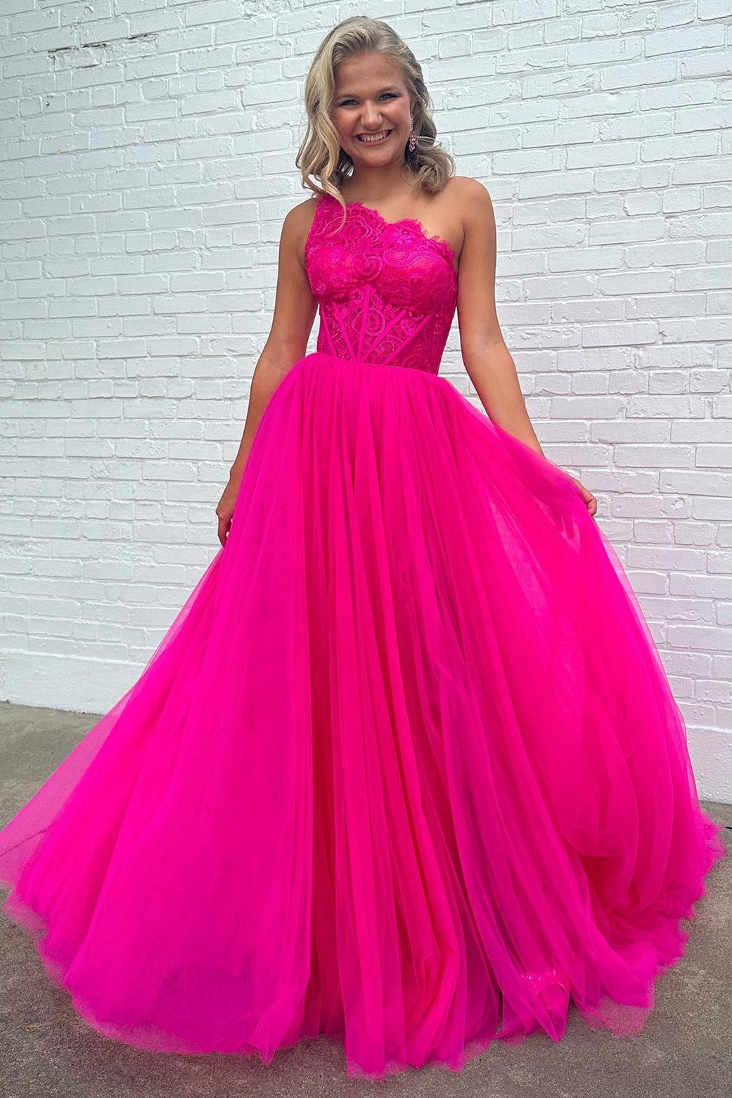 Vestido de fiesta de corte A, asimétrico, de tul y encaje, con un solo hombro y abertura.