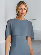 Robe fourreau longue en mousseline de soie pour la mère de la mariée, ornée de volants cascade, avec décolleté arrondi. 