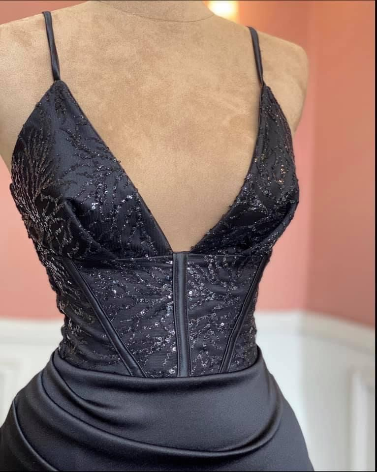 Robe de soirée noire sexy à fines bretelles et fente Y4393