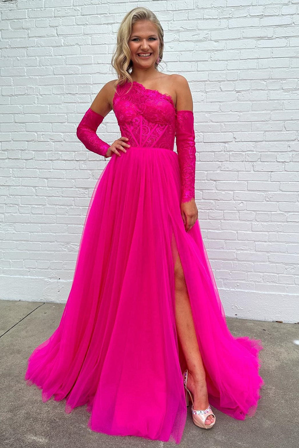 Vestido de fiesta de corte A, asimétrico, de tul y encaje, con un solo hombro y abertura.
