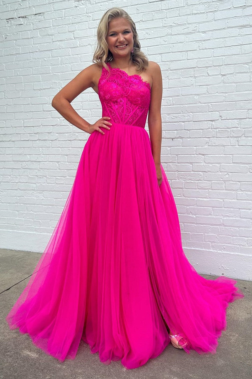 Vestido de fiesta de corte A, asimétrico, de tul y encaje, con un solo hombro y abertura.