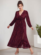 Vestido de terciopelo corte A, escote en V, manga larga, largo midi, para la madre de la novia, con abertura. 