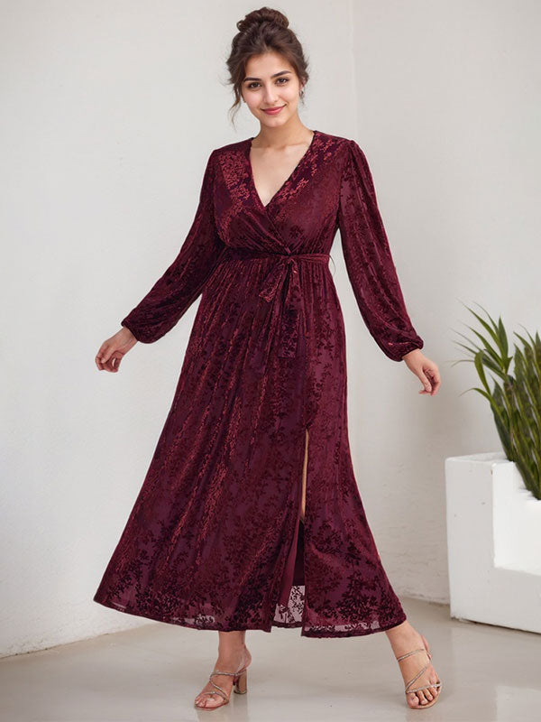 Vestido de terciopelo corte A, escote en V, manga larga, largo midi, para la madre de la novia, con abertura. 