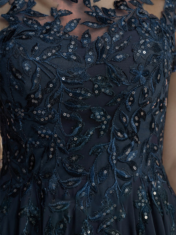 Robe de mariée longue en mousseline de soie, coupe trapèze, décolleté rond, ornée d'appliqués et de sequins, idéale pour la mère de la mariée. 