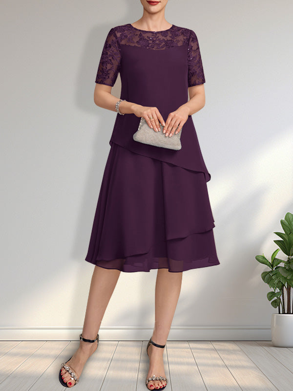 Vestido de novia de corte línea A con escote ilusión, largo hasta la rodilla, de encaje y gasa con lentejuelas.