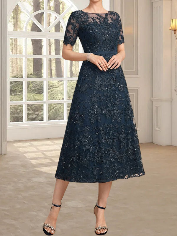 Vestido de novia de encaje con lentejuelas, corte en A, escote redondo ilusión y largo hasta la rodilla.