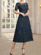 Vestido de novia de encaje con lentejuelas, corte en A, escote redondo ilusión y largo hasta la rodilla.