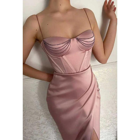 Vestido de fiesta fruncido con cuentas, tirantes finos y escote en forma de corazón con abertura