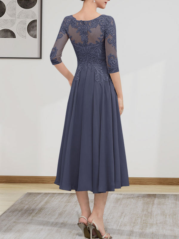 Robe de mariée trapèze en mousseline de soie et dentelle, longueur thé, ornée de perles et de sequins, avec décolleté en A et effet illusion.