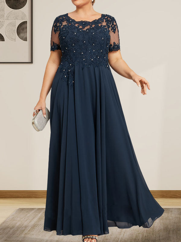 Robe de mariée longue en mousseline de soie et dentelle, coupe trapèze, décolleté illusion, ornée de sequins et de perles.