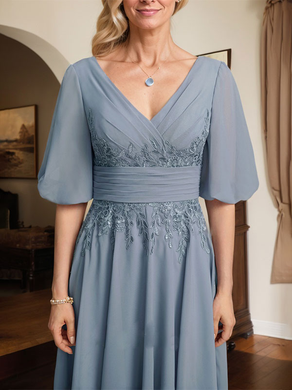 Vestido de novia de gasa de encaje, corte en A, escote en V y largo hasta la rodilla, con pliegues.