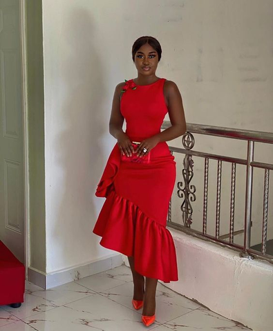 Robe de soirée élégante rouge à volants asymétriques et col rond pour femme, sans manches, idéale pour Noël (Y4109)