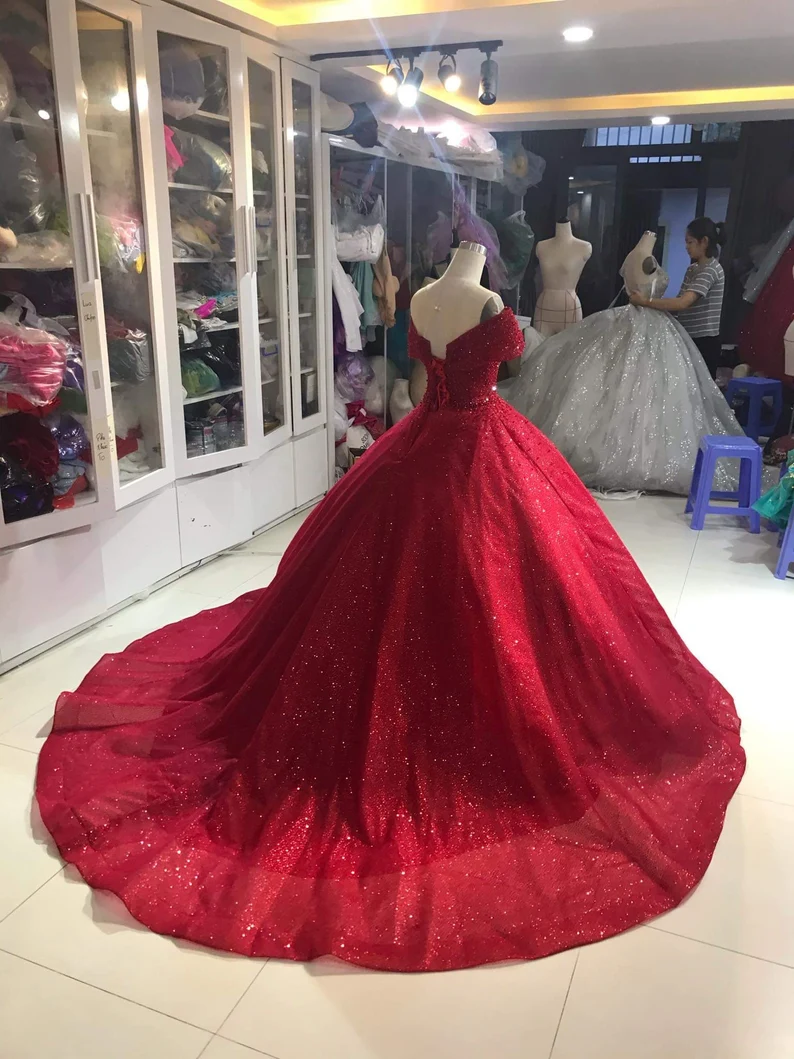 Robe de bal rouge luxueuse à épaules dénudées, ornée de paillettes et de perles, pour une soirée Sweet 16 (Y1275)