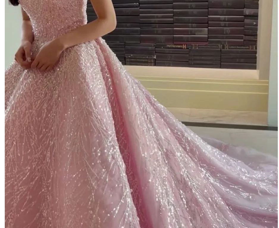 Vestido de gala largo rosa con tirantes, lentejuelas y cuentas, ideal para ocasiones formales (modelo Y4918)