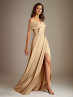 Robe de mère de la mariée en satin, coupe trapèze, décolleté asymétrique et plis. 