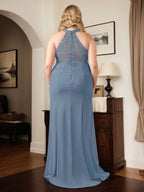 Vestido largo azul grisáceo de corte recto con cuello halter para la madre de la novia con apliques