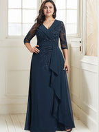 Vestido de novia de corte línea A, cuello en V, largo hasta el suelo, de encaje y gasa, con lentejuelas y volantes en cascada. 